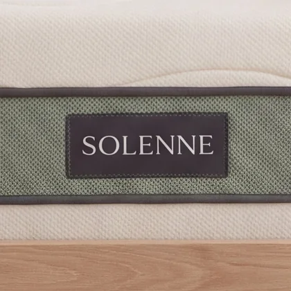 Close-up: label centred on the foot end